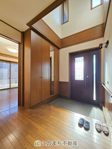 KEM下野市医大前四丁目1期　中古戸建の玄関|吹き抜けの広々とした玄関スペース