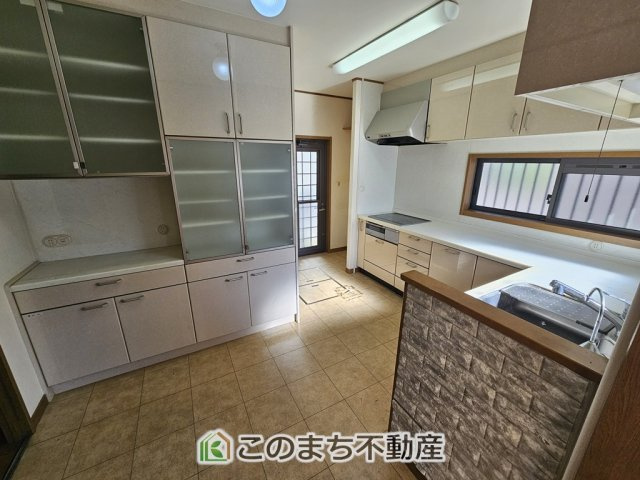 KEM下野市医大前四丁目1期　中古戸建のキッチン|大型のL字キッチン、カップボードも備え付け！