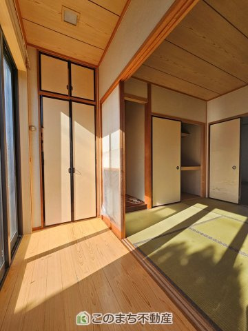 KEM下野市医大前四丁目1期　中古戸建の内装|1階の和室の縁側スペース♪ひなぼっこに最適です