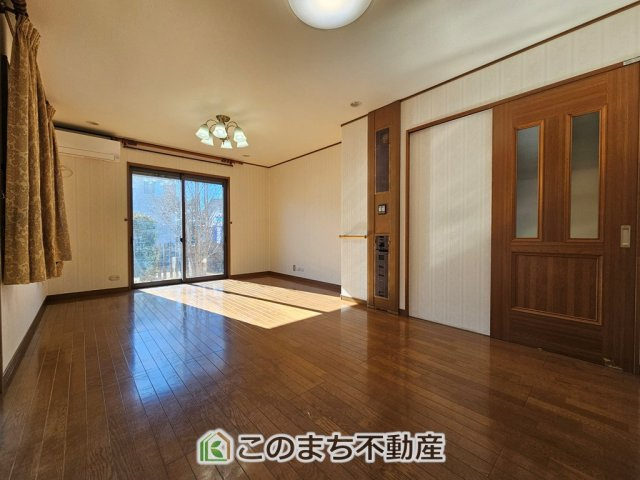 KEM下野市医大前四丁目1期　中古戸建の居間・リビング|開放感のある広々としたリビング☆家族みんなでゆったりくつろげます♪
南側から暖かな日差しが差し込みます♪