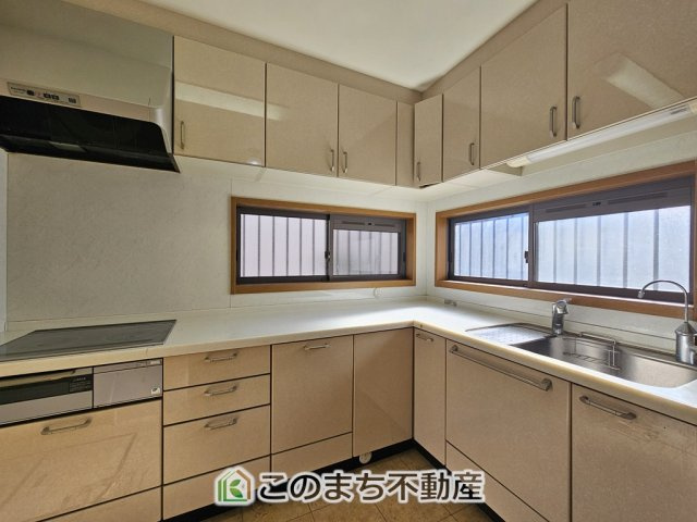 KEM下野市医大前四丁目1期　中古戸建のキッチン|大型のL字キッチン