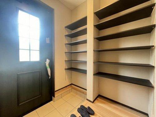 半田市上池町1丁目　全2棟の玄関|玄関！　収納豊富です♪