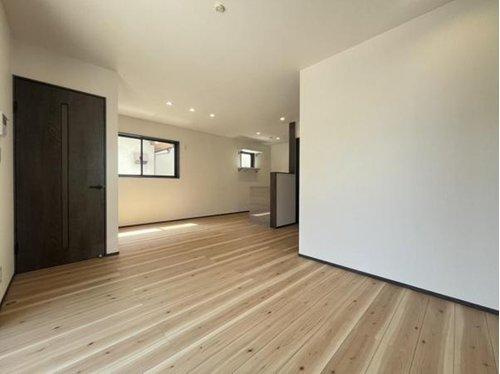 半田市上池町1丁目　全2棟の居間・リビング|LDK14.3帖☆