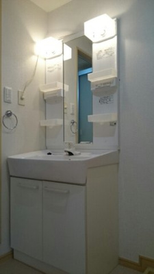 【洗面所】 | ドミール・ジョリー | 明るい洗面所です