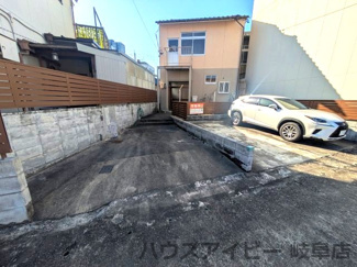 【駐車場】 | 岐阜市若宮町！中古住宅登場です♪お車スペース3台可能！2階は広いフリースペースとなっております♪ | 岐阜市若宮町！中古住宅登場です♪お車スペース3台可能！2階は広いフリースペースとなっております♪