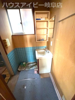 【独立洗面台】 | 岐阜市若宮町！中古住宅登場です♪お車スペース3台可能！2階は広いフリースペースとなっております♪ | 岐阜市若宮町！中古住宅登場です♪お車スペース3台可能！2階は広いフリースペースとなっております♪