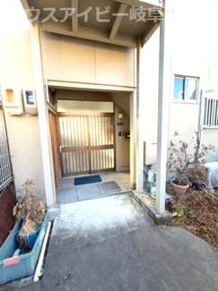 【玄関】 | 岐阜市若宮町！中古住宅登場です♪お車スペース3台可能！2階は広いフリースペースとなっております♪ | 岐阜市若宮町！中古住宅登場です♪お車スペース3台可能！2階は広いフリースペースとなっております♪