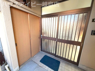 【玄関】 | 岐阜市若宮町！中古住宅登場です♪お車スペース3台可能！2階は広いフリースペースとなっております♪ | 岐阜市若宮町！中古住宅登場です♪お車スペース3台可能！2階は広いフリースペースとなっております♪