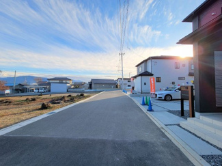 【前面道路含む現地写真】 | 居住者しか使用しない行き止まりの道路　幅員6ｍ