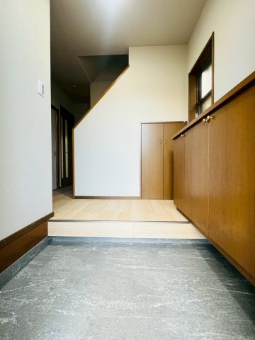 下畑町戸建の玄関