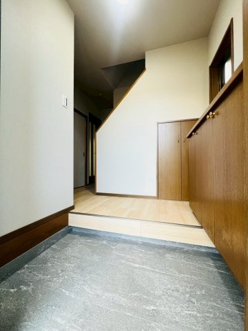 下畑町戸建の玄関