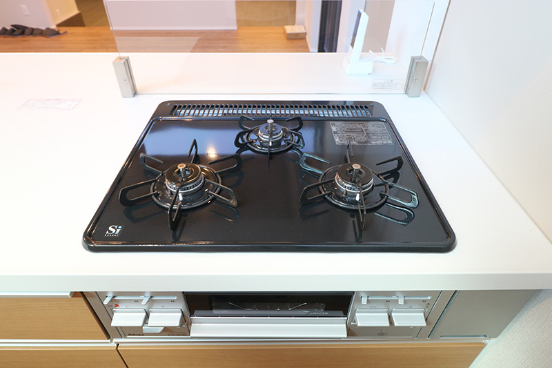 Garesidence木更津 The Retreatのキッチン|3口ガスコンロ