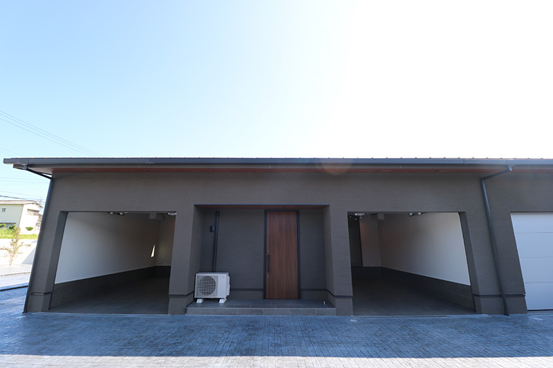 Garesidence木更津 The Retreatの外観|玄関とガレージ