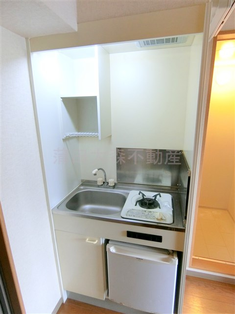 第56シンエイビルのキッチン|ミニ冷蔵庫付きガスキッチン