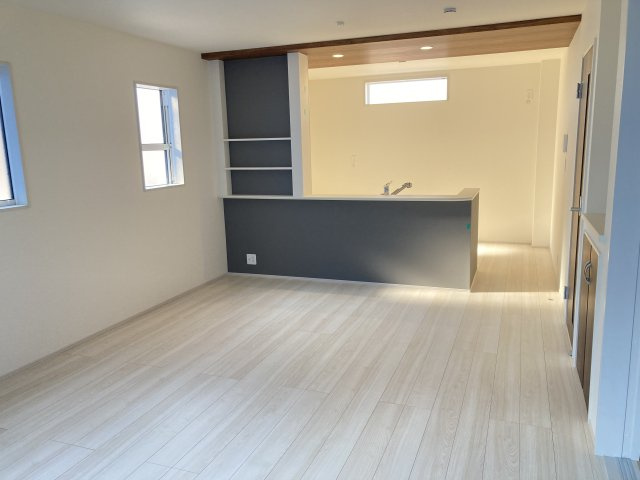 ブルーミングガーデン前橋市北代田町　4号棟（平屋）の居間・リビング|人気の対面式キッチンを配した空間はお好みの家具も合わせやすく、家族がくつろぐ快適な空間造りをサポート。窓からは明るい陽光が差し込みます。