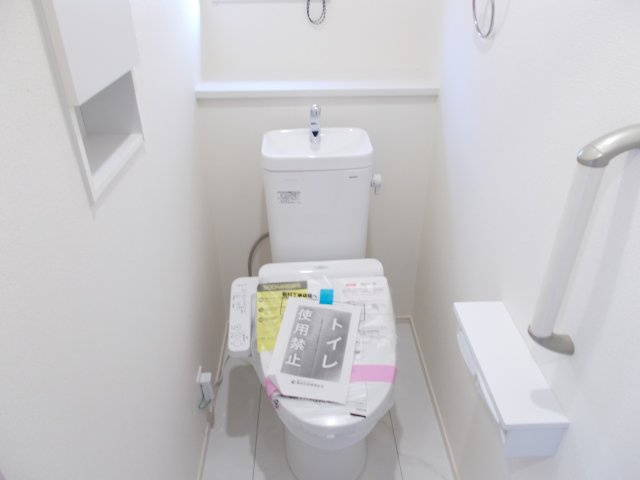 ブルーミングガーデン前橋市北代田町　4号棟（平屋）のトイレ|トイレ1です。清潔感のある白を基調としています。
温水洗浄・便座暖房機能の付いた快適なトイレです☆