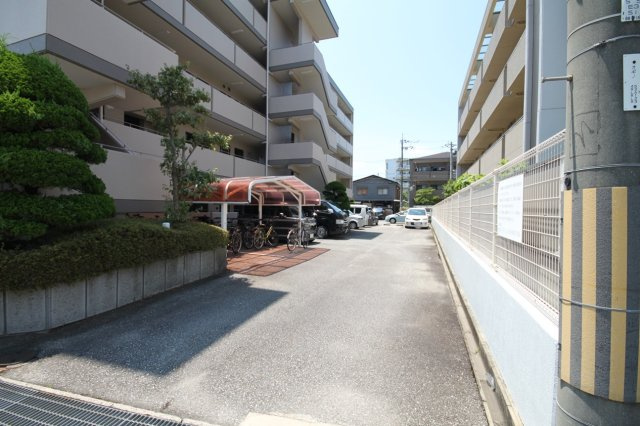ハイネスコートの駐車場