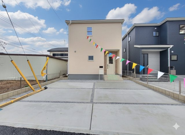 【LiveleGarden】下野市小金井 第6 全2邸の外観|○2号棟○
北東側前面道路は9mあり、毎日の駐車もストレスフリー♪並列2台駐車可能なゆとりのカースペース＆南庭♪JR小金井駅は始発が利用できるから、都心への通勤通学も快適です。
※2026年3月撮影
