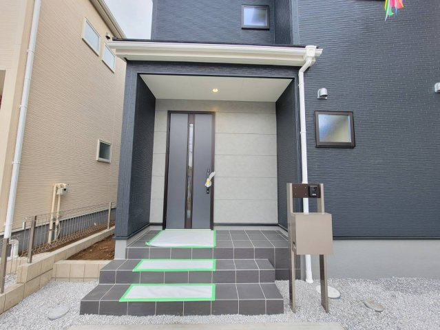 【LiveleGarden】下野市小金井 第6 全2邸の玄関|○1号棟玄関ポーチ○
雨の日でも安心な屋根付き、人感センサー照明付き玄関ポーチ。カードキー対応、荷物の多い日でもラクラク開錠！TVモニター付きインターフォンも標準装備。
※2026年3月撮影

