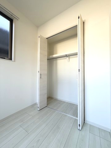 ポラリス鳥栖駅南の洋室|枕棚の下にはパイプハンガーもついています。収納便利です