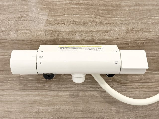 ポラリス鳥栖駅南の浴室|おしゃれな白いサーモ式シャワー水栓