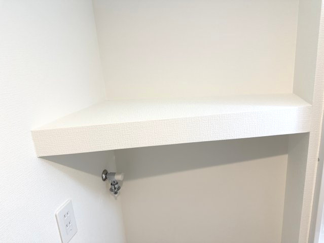 ポラリス鳥栖駅南の設備|洗濯機置き場の上に便利な棚も完備