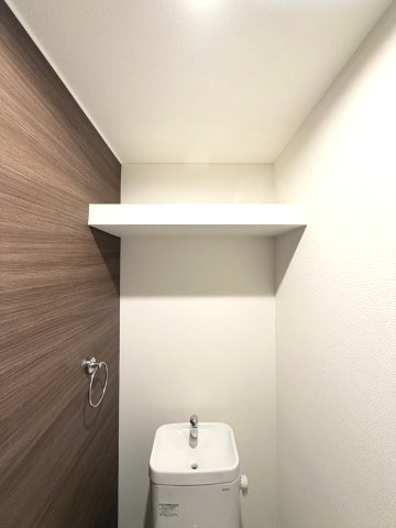ポラリス鳥栖駅南のトイレ|トイレの上に便利な棚も完備