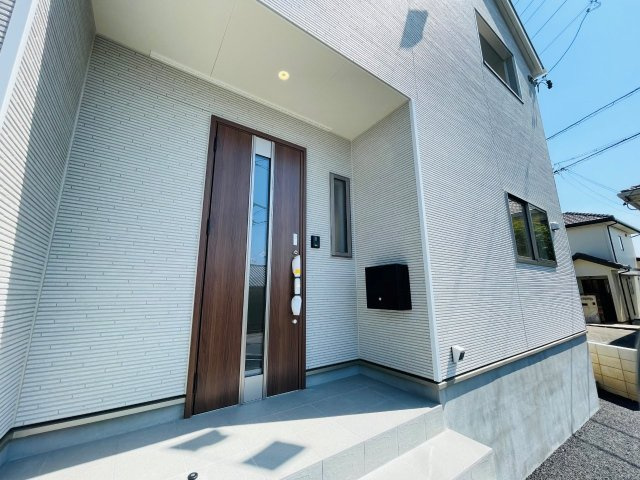 岡崎市上地町第7　新築分譲住宅　全2棟　1号棟の玄関|玄関ポーチがあるので、雨の日でも濡れることがなくドアの開け閉めができます。