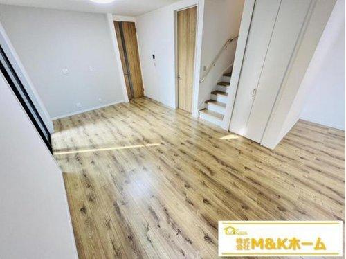 半田市宮本町6丁目　全4棟　3号棟の居間・リビング|LDK20.5帖☆　リビングイン階段で家族との会話も増えます♪