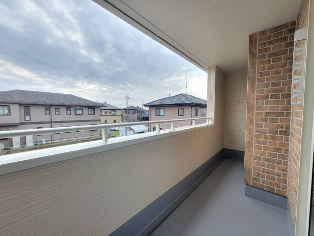 【LiveleGarden】下野市小金井 第6 全2邸のバルコニー|〇インナーバルコニー〇
洗濯物は「外干し派」の方！外出中の急な雨でも安心なインナーバルコニー！お天気の良い日は、インナーテラスとして、ちょっとしたお茶飲みや読書タイムも良いですね
※2026年3月撮影