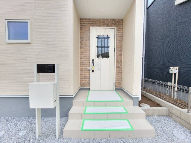 【LiveleGarden】下野市小金井 第6 全2邸の玄関|○玄関ポーチ○
雨の日でも安心な屋根付き、人感センサー照明付き玄関ポーチ。カードキー対応のため、お荷物の多い日でもラクラク開錠！宅配ボックス、TVモニター付きインターフォンも標準装備です。

