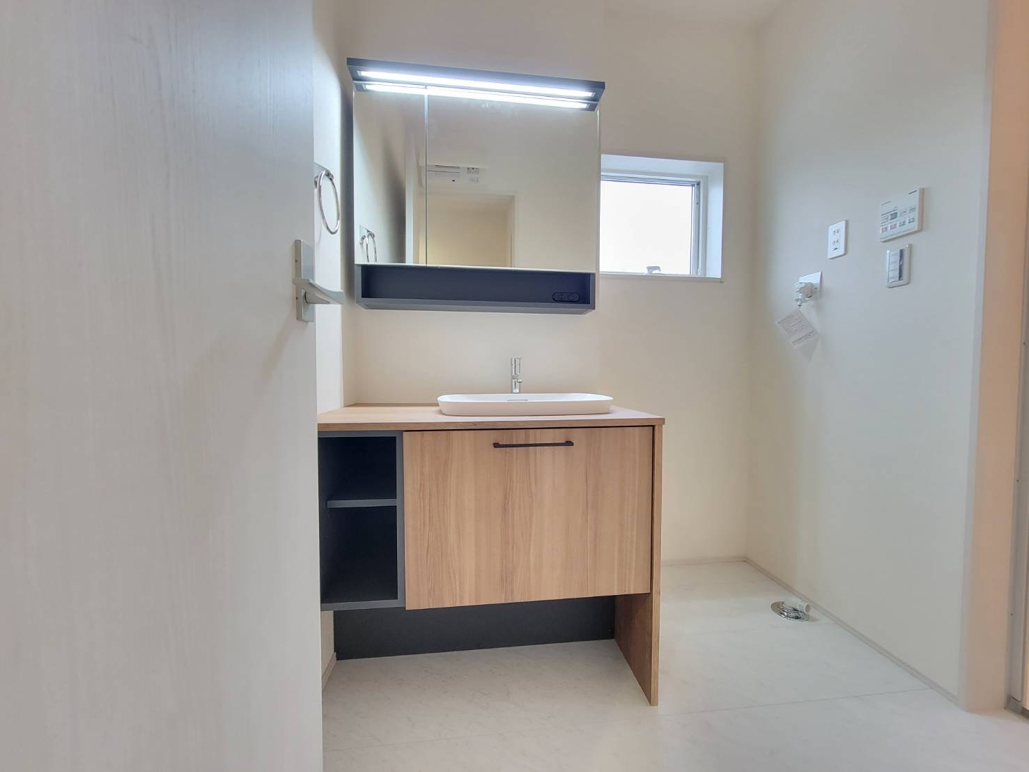 【LiveleGarden】下野市小金井 第6 全2邸の独立洗面台|○洗面化粧台〇
洗顔やシャワーがしやすい大容量のボウルに、リフトアップできるシングルレバーシャワー、更にくもり止め鏡と、忙しい朝の準備が快適にできるように考えられた設備が充実。
※2026年3月撮影