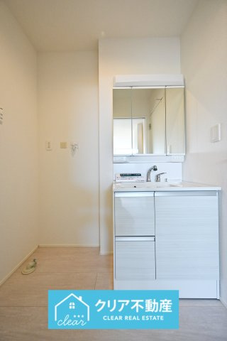 【独立洗面台】 | 大泉町寄木戸7期5棟 グラファーレ　３号棟 | 3面ミラーの後ろは収納スペースを完備。生活感のあるものは隠して、スッキリシンプルな洗面台に！