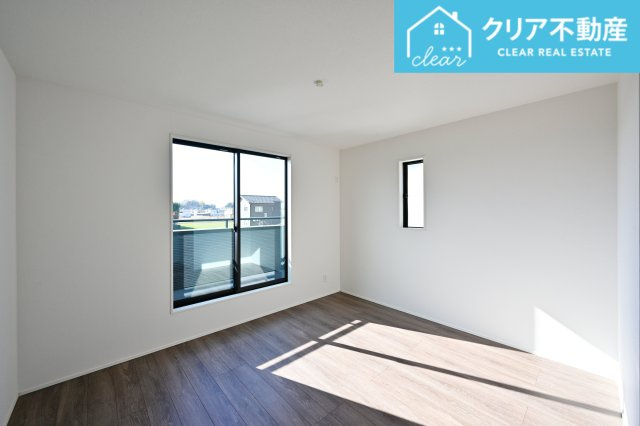 【洋室】 | 大泉町寄木戸7期5棟 グラファーレ　３号棟 | 2面採光の洋室は日当たりがよくあったか♪