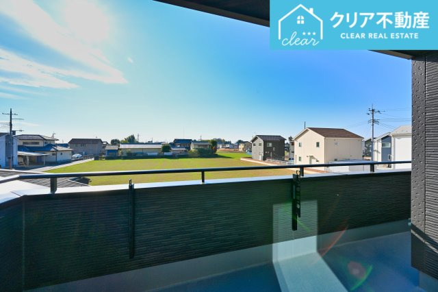 【バルコニー】 | 大泉町寄木戸7期5棟 グラファーレ　３号棟 | 屋根付きワイドバルコニーなので、急な雨の時も安心♪