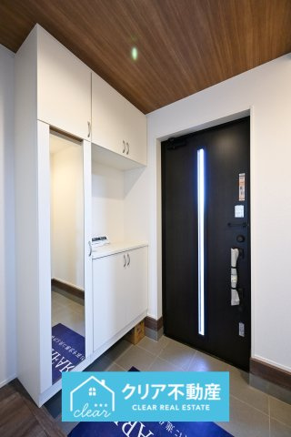 【玄関】 | 大泉町寄木戸7期5棟 グラファーレ　３号棟 | 大型のシューズボックスがあるので、家族全員の靴をしっかり収納！玄関スッキリ！