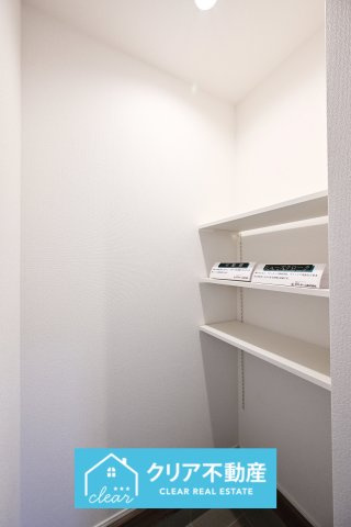 【玄関】 | 大泉町寄木戸7期5棟 グラファーレ　３号棟 | シューズボックス以外にも収納スペースあり♪