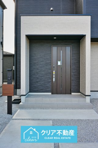 【玄関】 | 大泉町寄木戸7期5棟 グラファーレ　３号棟 | 玄関はディンプルキー＆ダブルロックドア採用で防犯対策もバッチリです！