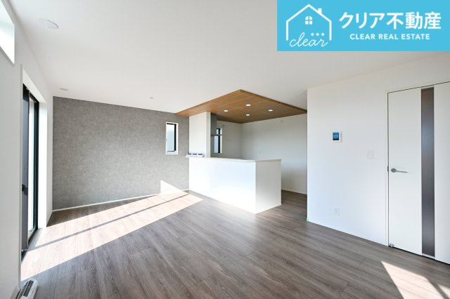 【居間・リビング】 | 大泉町寄木戸7期5棟 グラファーレ　３号棟 | 日当たりがよく広いリビングは家族が自然と集まる居心地の良い空間です♪