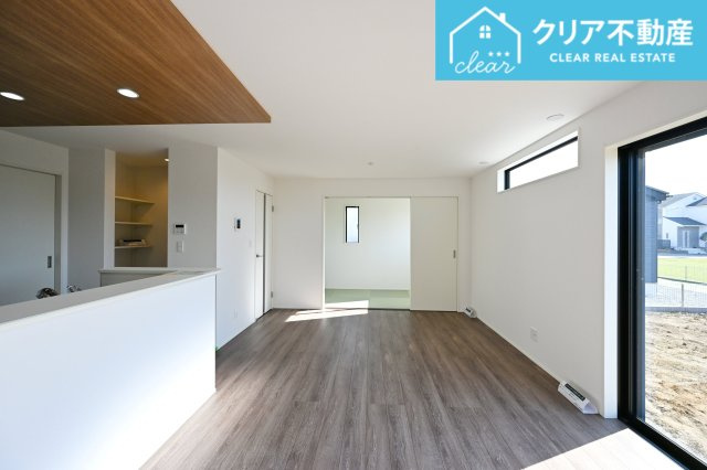 【居間・リビング】 | 大泉町寄木戸7期5棟 グラファーレ　３号棟 | LDKから洋和室が続き間になっており扉を開けると広く使うことができます！