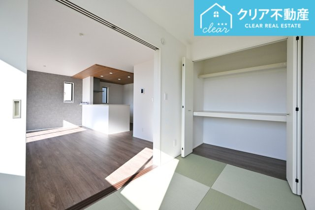 【和室】 | 大泉町寄木戸7期5棟 グラファーレ　３号棟 | リビングから続く洋和室は使いやすく小さなお子様の遊び場にもぴったり♪