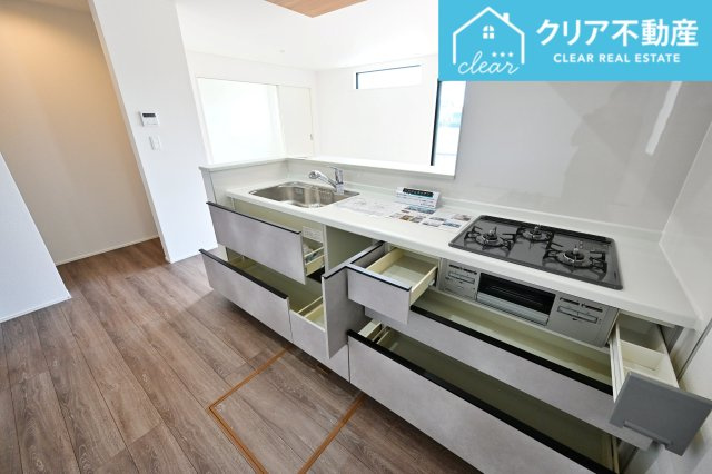 【キッチン】 | 大泉町寄木戸7期5棟 グラファーレ　３号棟 | スライド収納付きシステムキッチン。パスタ鍋や圧力鍋の出し入れもスムーズ！