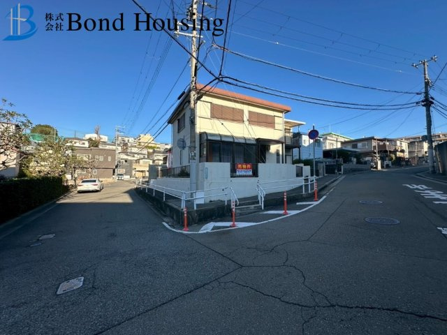 ファミリー向け6SLDK　北朝霧丘2丁目　中古戸建の前面道路含む現地写真