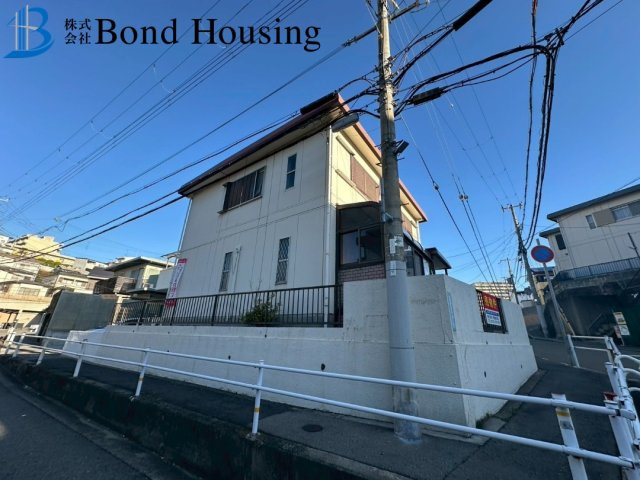 ファミリー向け6SLDK　北朝霧丘2丁目　中古戸建の前面道路含む現地写真