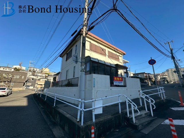 ファミリー向け6SLDK　北朝霧丘2丁目　中古戸建の前面道路含む現地写真