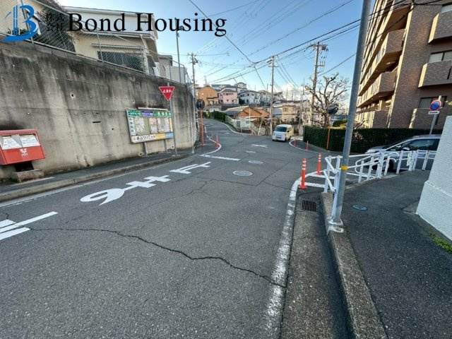 ファミリー向け6SLDK　北朝霧丘2丁目　中古戸建の前面道路含む現地写真