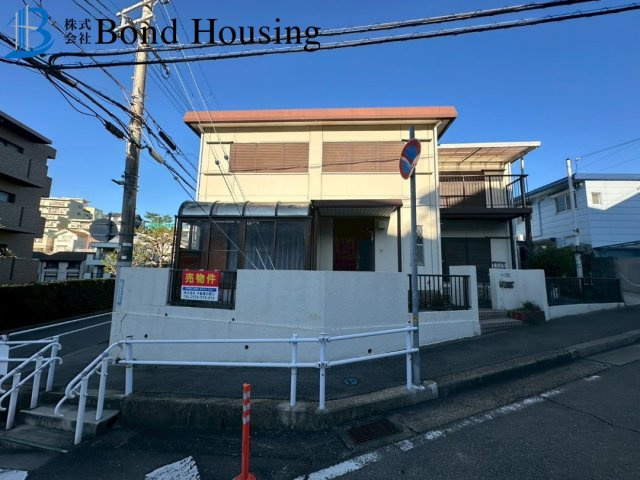 ファミリー向け6SLDK　北朝霧丘2丁目　中古戸建の前面道路含む現地写真