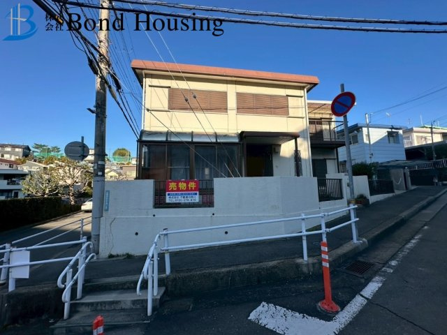 ファミリー向け6SLDK　北朝霧丘2丁目　中古戸建の前面道路含む現地写真