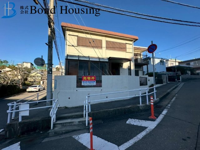 ファミリー向け6SLDK　北朝霧丘2丁目　中古戸建の前面道路含む現地写真