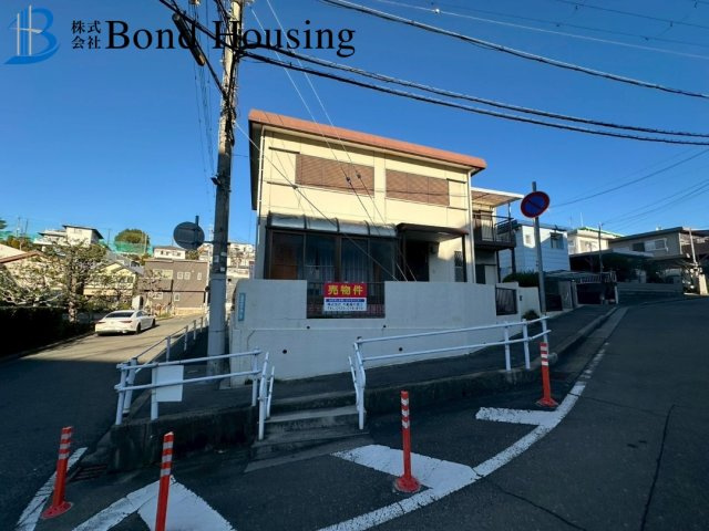 ファミリー向け6SLDK　北朝霧丘2丁目　中古戸建の前面道路含む現地写真